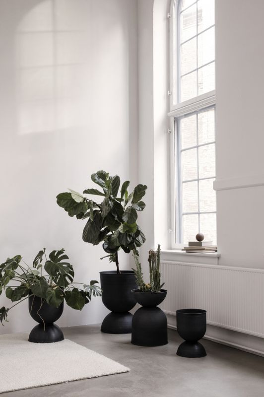 Ferm Living Hourglass Pot, large H 73 cm Ø 50 cm Black, Svart