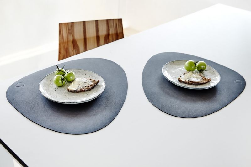 LindDNA Table Mat Curve L Nupo Dark Blue 37 x 44 cm Spisebrikke Bordbrikke Blå