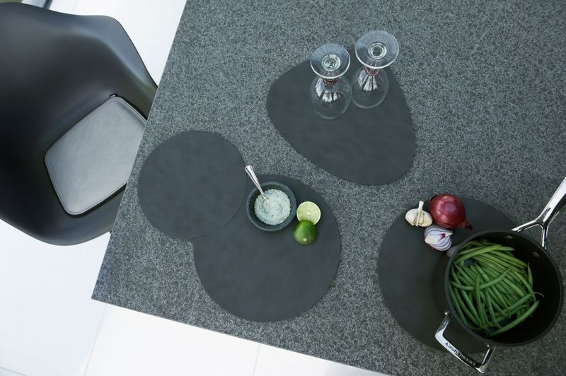 LindDNA Table Mat Curve L Nupo Anthracite 37 x 44 cm Spisebrikke Bordbrikke Antrasitt
