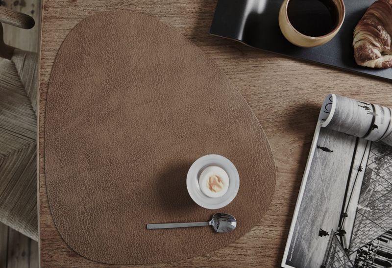 LindDNA Table Mat Curve L Nupo Nature 37 x 44 cm Spisebrikke Bordbrikke Naturlig brun