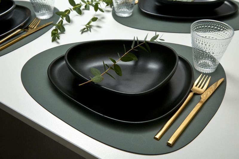 LindDNA Table Mat Curve L Nupo Dark Green 37 x 44 cm Spisebrikke Bordbrikke Grønn