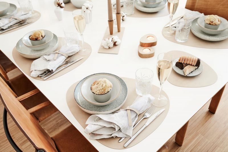 LindDNA Table Mat Curve L Nupo Sand 37 x 44 cm Spisebrikke Bordbrikke Sand